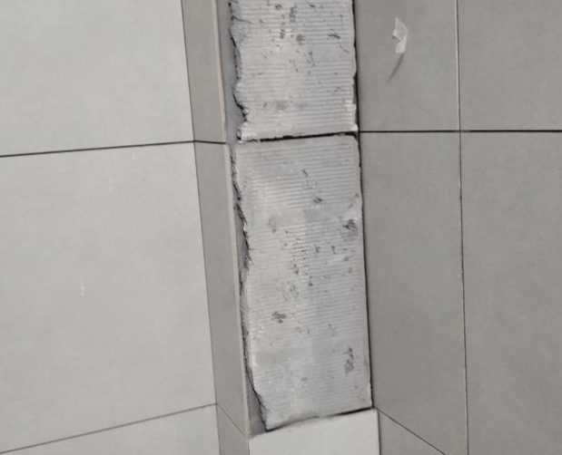 来宾市瓷砖空鼓维修公司分享下瓷砖施工前基层浇水润湿程度不足，可能导致以下问题