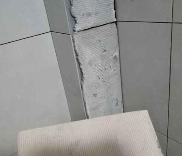 来宾市瓷砖空鼓维修公司分享下厨房瓷砖脱落的补救措施。